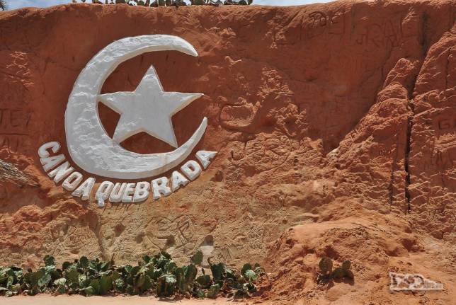 Depois de uma longa caminhada, o grupo chega a Canoa Quebrada, no litoral do Ceará